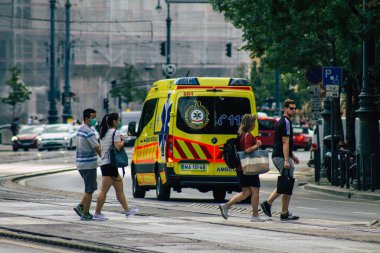 Budapeşte Macaristan 20 Temmuz 2020 'de Budapeşte' nin başkenti ve Macaristan 'ın en kalabalık şehri olan Budapeşte sokaklarında geleneksel bir Macar ambulansı görüldü.