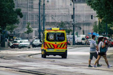 Budapeşte Macaristan 20 Temmuz 2020 'de Budapeşte' nin başkenti ve Macaristan 'ın en kalabalık şehri olan Budapeşte sokaklarında geleneksel bir Macar ambulansı görüldü.