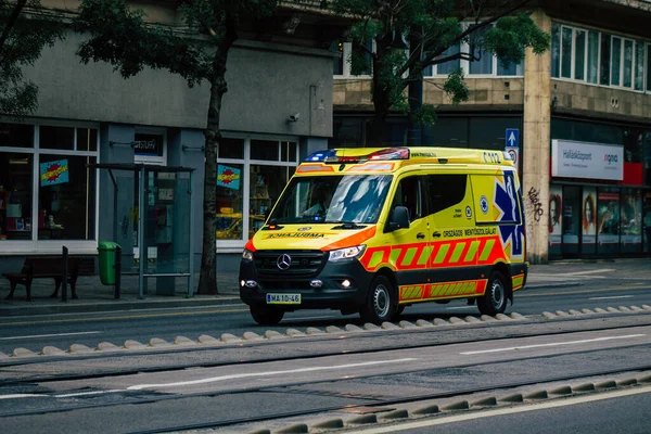 Budapeşte Macaristan 20 Temmuz 2020 'de Budapeşte' nin başkenti ve Macaristan 'ın en kalabalık şehri olan Budapeşte sokaklarında geleneksel bir Macar ambulansı görüldü.