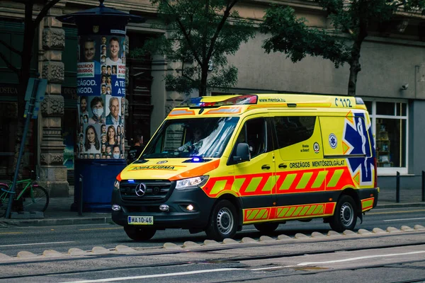 Budapešť Maďarsko Července 2020 Pohled Tradiční Maďarskou Ambulanci Projíždějící Ulicemi — Stock fotografie