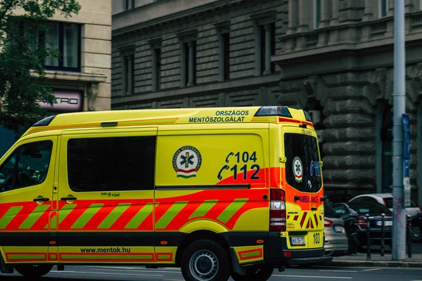 Budapest Hungría Julio 2020 Vista Una Ambulancia Húngara Tradicional Conduciendo —  Fotos de Stock