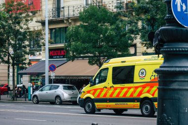 Budapeşte Macaristan 20 Temmuz 2020 'de Budapeşte' nin başkenti ve Macaristan 'ın en kalabalık şehri olan Budapeşte sokaklarında geleneksel bir Macar ambulansı görüldü.