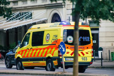 Budapeşte Macaristan 20 Temmuz 2020 'de Budapeşte' nin başkenti ve Macaristan 'ın en kalabalık şehri olan Budapeşte sokaklarında geleneksel bir Macar ambulansı görüldü.