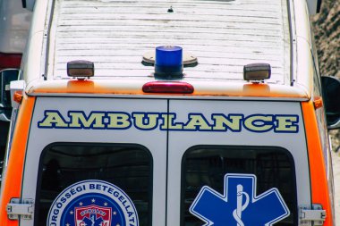 Budapeşte Macaristan 20 Temmuz 2020 'de Budapeşte' nin başkenti ve Macaristan 'ın en kalabalık şehri olan Budapeşte sokaklarında geleneksel bir Macar ambulansı görüldü.