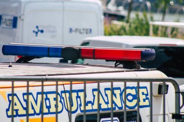 Budapeşte Macaristan 20 Temmuz 2020 'de Budapeşte' nin başkenti ve Macaristan 'ın en kalabalık şehri olan Budapeşte sokaklarında geleneksel bir Macar ambulansı görüldü.