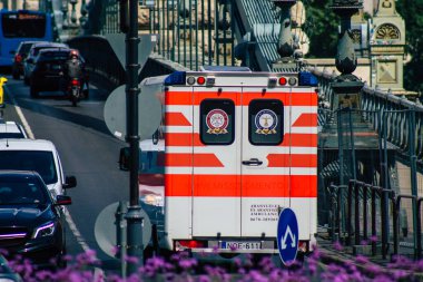 Budapeşte Macaristan 20 Temmuz 2020 'de Budapeşte' nin başkenti ve Macaristan 'ın en kalabalık şehri olan Budapeşte sokaklarında geleneksel bir Macar ambulansı görüldü.