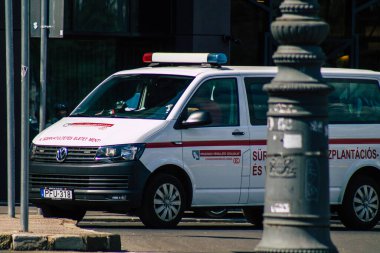 Budapeşte Macaristan 20 Temmuz 2020 'de Budapeşte' nin başkenti ve Macaristan 'ın en kalabalık şehri olan Budapeşte sokaklarında geleneksel bir Macar ambulansı görüldü.