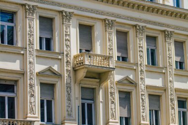 Budapeşte Macaristan 20 Temmuz 2020 Macaristan 'ın başkenti ve Macaristan' ın en kalabalık şehri olan Budapeşte şehir merkezindeki tarihi bir binanın ön cephesine bakınız.