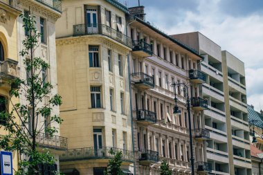 Budapeşte Macaristan 20 Temmuz 2020 Macaristan 'ın başkenti ve Macaristan' ın en kalabalık şehri olan Budapeşte şehir merkezindeki tarihi bir binanın ön cephesine bakınız.