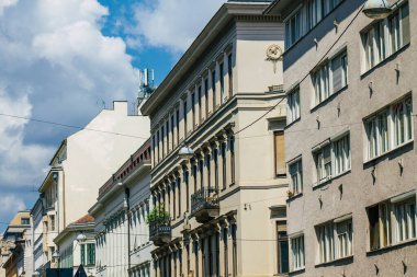 Budapeşte Macaristan 20 Temmuz 2020 Macaristan 'ın başkenti ve Macaristan' ın en kalabalık şehri olan Budapeşte şehir merkezindeki tarihi bir binanın ön cephesine bakınız.