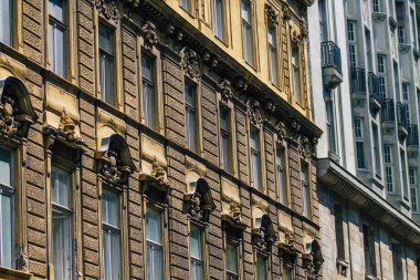 Budapeşte Macaristan 20 Temmuz 2020 Macaristan 'ın başkenti ve Macaristan' ın en kalabalık şehri olan Budapeşte şehir merkezindeki tarihi bir binanın ön cephesine bakınız.