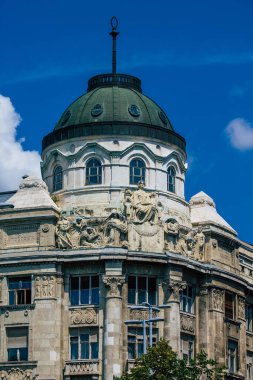 Budapeşte Macaristan 20 Temmuz 2020 Macaristan 'ın başkenti ve Macaristan' ın en kalabalık şehri olan Budapeşte şehir merkezindeki tarihi bir binanın ön cephesine bakınız.