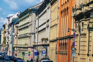 Budapeşte Macaristan 20 Temmuz 2020 Macaristan 'ın başkenti ve Macaristan' ın en kalabalık şehri olan Budapeşte şehir merkezindeki tarihi bir binanın ön cephesine bakınız.