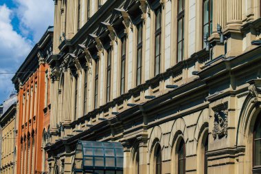 Budapeşte Macaristan 20 Temmuz 2020 Macaristan 'ın başkenti ve Macaristan' ın en kalabalık şehri olan Budapeşte şehir merkezindeki tarihi bir binanın ön cephesine bakınız.