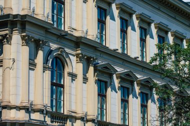 Budapeşte Macaristan 20 Temmuz 2020 Macaristan 'ın başkenti ve Macaristan' ın en kalabalık şehri olan Budapeşte şehir merkezindeki tarihi bir binanın ön cephesine bakınız.