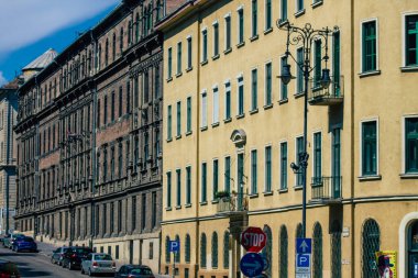 Budapeşte Macaristan 20 Temmuz 2020 Macaristan 'ın başkenti ve Macaristan' ın en kalabalık şehri olan Budapeşte şehir merkezindeki tarihi bir binanın ön cephesine bakınız.