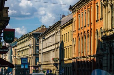 Budapeşte Macaristan 20 Temmuz 2020 Macaristan 'ın başkenti ve Macaristan' ın en kalabalık şehri olan Budapeşte şehir merkezindeki tarihi bir binanın ön cephesine bakınız.