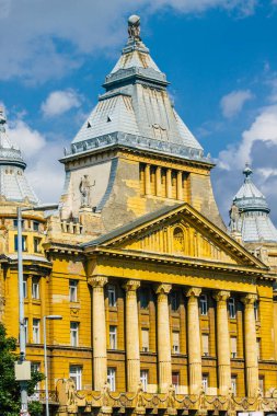 Budapeşte Macaristan 20 Temmuz 2020 Macaristan 'ın başkenti ve Macaristan' ın en kalabalık şehri olan Budapeşte şehir merkezindeki tarihi bir binanın ön cephesine bakınız.