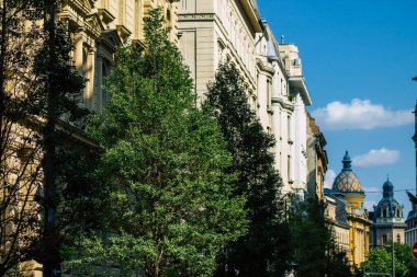 Budapeşte Macaristan 20 Temmuz 2020 Macaristan 'ın başkenti ve Macaristan' ın en kalabalık şehri olan Budapeşte şehir merkezindeki tarihi bir binanın ön cephesine bakınız.