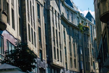 Budapeşte Macaristan 20 Temmuz 2020 Macaristan 'ın başkenti ve Macaristan' ın en kalabalık şehri olan Budapeşte şehir merkezindeki tarihi bir binanın ön cephesine bakınız.