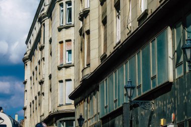 Budapeşte Macaristan 20 Temmuz 2020 Macaristan 'ın başkenti ve Macaristan' ın en kalabalık şehri olan Budapeşte şehir merkezindeki tarihi bir binanın ön cephesine bakınız.