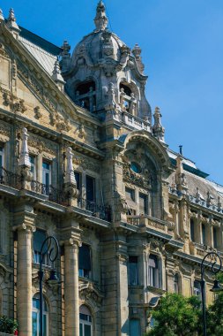 Budapeşte Macaristan 20 Temmuz 2020 Macaristan 'ın başkenti ve Macaristan' ın en kalabalık şehri olan Budapeşte şehir merkezindeki tarihi bir binanın ön cephesine bakınız.