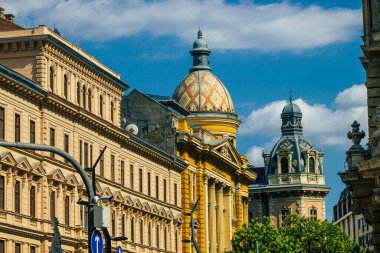 Budapeşte Macaristan 20 Temmuz 2020 Macaristan 'ın başkenti ve Macaristan' ın en kalabalık şehri olan Budapeşte şehir merkezindeki tarihi bir binanın ön cephesine bakınız.