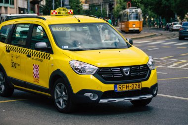 Budapeşte Macaristan 20 Temmuz 2020 Budapeşte 'nin başkenti ve Macaristan' ın en kalabalık şehri olan Budapeşte sokaklarında seyahat eden yolcular için geleneksel sarı Macar taksisi