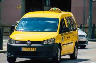 Budapeşte Macaristan 20 Temmuz 2020 Budapeşte 'nin başkenti ve Macaristan' ın en kalabalık şehri olan Budapeşte sokaklarında seyahat eden yolcular için geleneksel sarı Macar taksisi