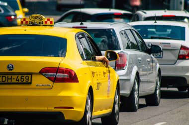 Budapeşte Macaristan 20 Temmuz 2020 Budapeşte 'nin başkenti ve Macaristan' ın en kalabalık şehri olan Budapeşte sokaklarında seyahat eden yolcular için geleneksel sarı Macar taksisi