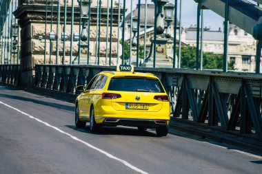 Budapeşte Macaristan 20 Temmuz 2020 Budapeşte 'nin başkenti ve Macaristan' ın en kalabalık şehri olan Budapeşte sokaklarında seyahat eden yolcular için geleneksel sarı Macar taksisi