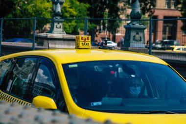 Budapeşte Macaristan 20 Temmuz 2020 Budapeşte 'nin başkenti ve Macaristan' ın en kalabalık şehri olan Budapeşte sokaklarında seyahat eden yolcular için geleneksel sarı Macar taksisi