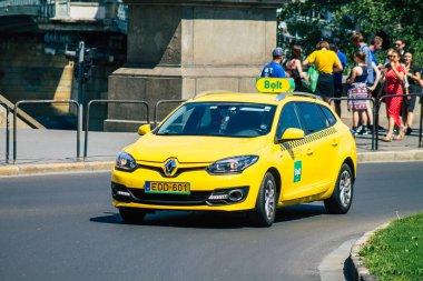 Budapeşte Macaristan 20 Temmuz 2020 Budapeşte 'nin başkenti ve Macaristan' ın en kalabalık şehri olan Budapeşte sokaklarında seyahat eden yolcular için geleneksel sarı Macar taksisi