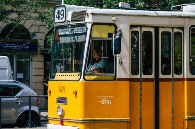 Budapeşte Macaristan 20 Temmuz 2020. Macaristan 'ın başkenti Budapeşte' nin sokaklarında ve toplu taşıma sisteminde seyahat eden yolcular için eski bir Macar elektrikli tramvayı görülüyor.