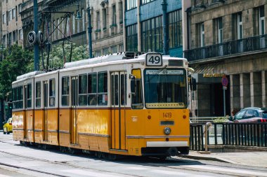 Budapeşte Macaristan 20 Temmuz 2020. Macaristan 'ın başkenti Budapeşte' nin sokaklarında ve toplu taşıma sisteminde seyahat eden yolcular için eski bir Macar elektrikli tramvayı görülüyor.