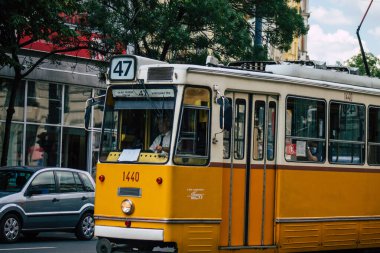 Budapeşte Macaristan 20 Temmuz 2020. Macaristan 'ın başkenti Budapeşte' nin sokaklarında ve toplu taşıma sisteminde seyahat eden yolcular için eski bir Macar elektrikli tramvayı görülüyor.