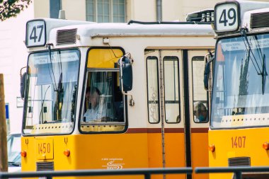 Budapeşte Macaristan 20 Temmuz 2020. Macaristan 'ın başkenti Budapeşte' nin sokaklarında ve toplu taşıma sisteminde seyahat eden yolcular için eski bir Macar elektrikli tramvayı görülüyor.