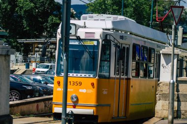 Budapeşte Macaristan 20 Temmuz 2020. Macaristan 'ın başkenti Budapeşte' nin sokaklarında ve toplu taşıma sisteminde seyahat eden yolcular için eski bir Macar elektrikli tramvayı görülüyor.