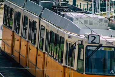 Budapeşte Macaristan 20 Temmuz 2020. Macaristan 'ın başkenti Budapeşte' nin sokaklarında ve toplu taşıma sisteminde seyahat eden yolcular için eski bir Macar elektrikli tramvayı görülüyor.