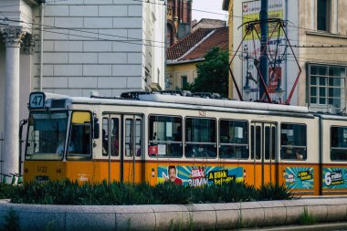 Budapeşte Macaristan 20 Temmuz 2020. Macaristan 'ın başkenti Budapeşte' nin sokaklarında ve toplu taşıma sisteminde seyahat eden yolcular için eski bir Macar elektrikli tramvayı görülüyor.