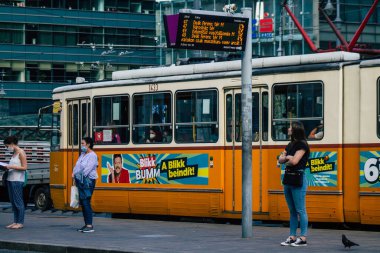 Budapeşte Macaristan 20 Temmuz 2020. Macaristan 'ın başkenti Budapeşte' nin sokaklarında ve toplu taşıma sisteminde seyahat eden yolcular için eski bir Macar elektrikli tramvayı görülüyor.