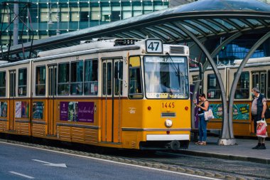 Budapeşte Macaristan 20 Temmuz 2020. Macaristan 'ın başkenti Budapeşte' nin sokaklarında ve toplu taşıma sisteminde seyahat eden yolcular için eski bir Macar elektrikli tramvayı görülüyor.