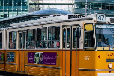 Budapeşte Macaristan 20 Temmuz 2020. Macaristan 'ın başkenti Budapeşte' nin sokaklarında ve toplu taşıma sisteminde seyahat eden yolcular için eski bir Macar elektrikli tramvayı görülüyor.
