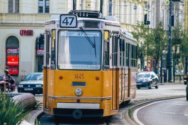 Budapeşte Macaristan 20 Temmuz 2020. Macaristan 'ın başkenti Budapeşte' nin sokaklarında ve toplu taşıma sisteminde seyahat eden yolcular için eski bir Macar elektrikli tramvayı görülüyor.