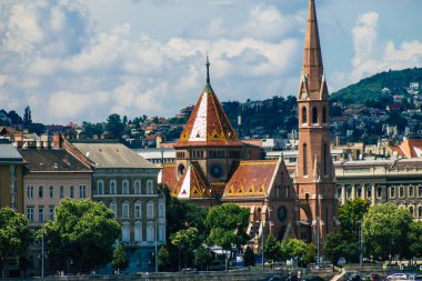 Budapeşte Macaristan 20 Temmuz 2020 Macaristan 'ın başkenti ve Macaristan' ın en kalabalık şehri olan Budapeşte 'nin şehir merkezindeki tarihi bir binaya bakınız.