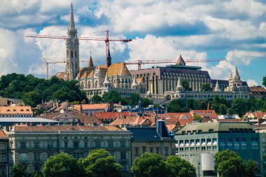 Budapeşte Macaristan 20 Temmuz 2020 Macaristan 'ın başkenti ve Macaristan' ın en kalabalık şehri olan Budapeşte 'nin şehir merkezindeki tarihi bir binaya bakınız.