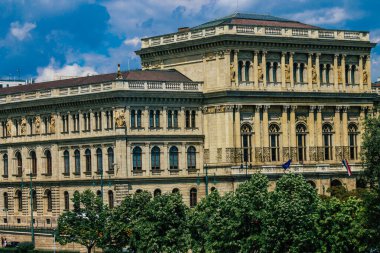 Budapeşte Macaristan 20 Temmuz 2020 Macaristan 'ın başkenti ve Macaristan' ın en kalabalık şehri olan Budapeşte 'nin şehir merkezindeki tarihi bir binaya bakınız.