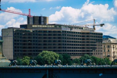 Budapeşte Macaristan 20 Temmuz 2020 Macaristan 'ın başkenti ve Macaristan' ın en kalabalık şehri olan Budapeşte 'nin şehir merkezindeki tarihi bir binaya bakınız.