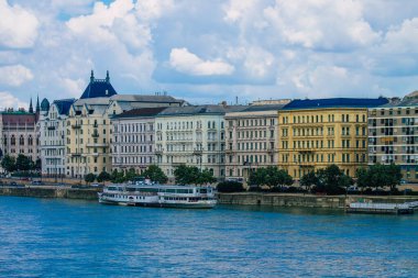Budapeşte Macaristan 20 Temmuz 2020 Macaristan 'ın başkenti ve Macaristan' ın en kalabalık şehri olan Budapeşte 'nin şehir merkezindeki tarihi bir binaya bakınız.