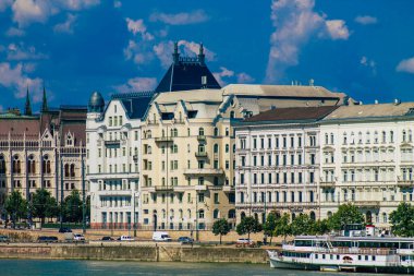 Budapeşte Macaristan 20 Temmuz 2020 Macaristan 'ın başkenti ve Macaristan' ın en kalabalık şehri olan Budapeşte 'nin şehir merkezindeki tarihi bir binaya bakınız.